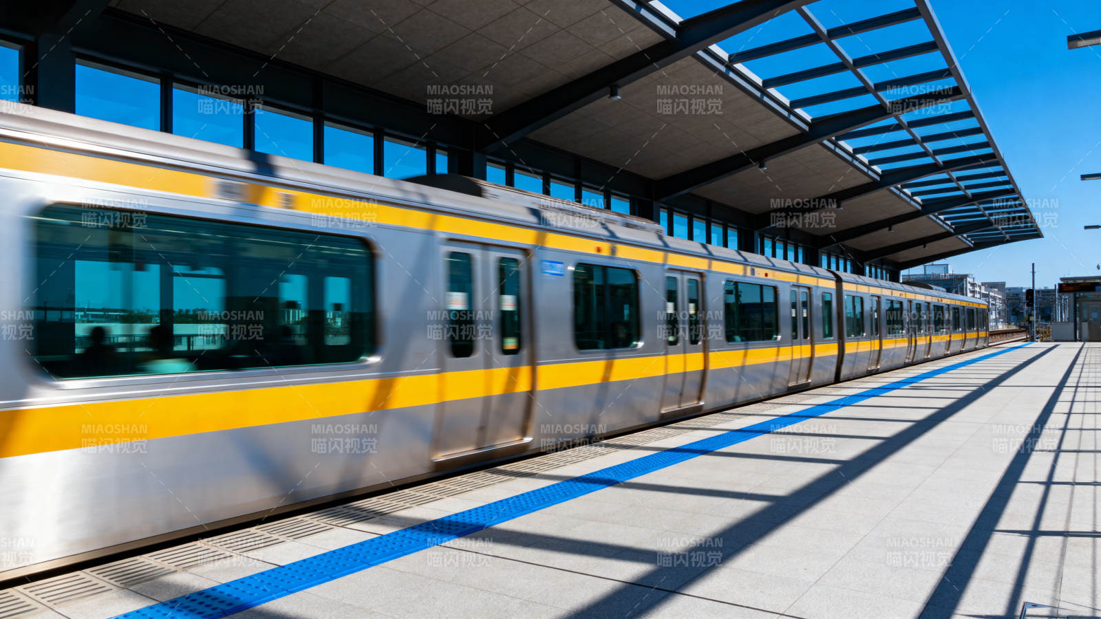 地铁进站瞬间图片