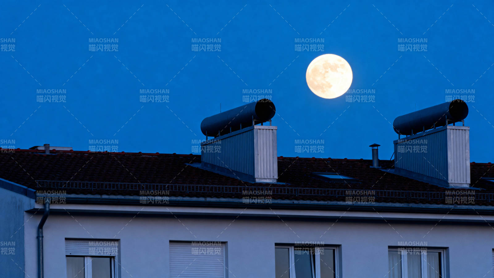 月升屋顶夜景图片