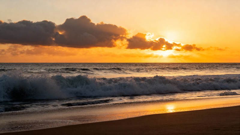 夕阳海浪沙滩图片