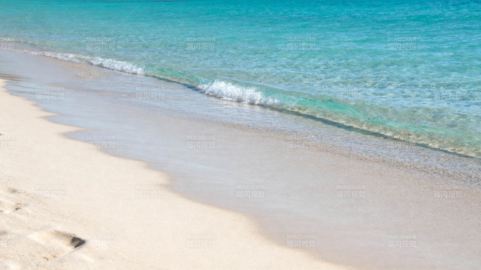 碧海白沙 浪轻拍岸图片