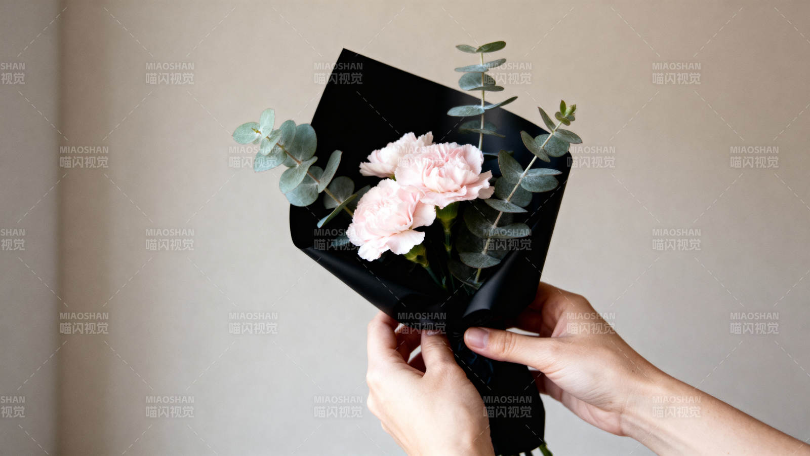 手捧粉色花束图片