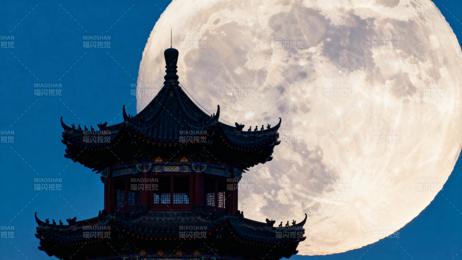 古塔映月夜图片