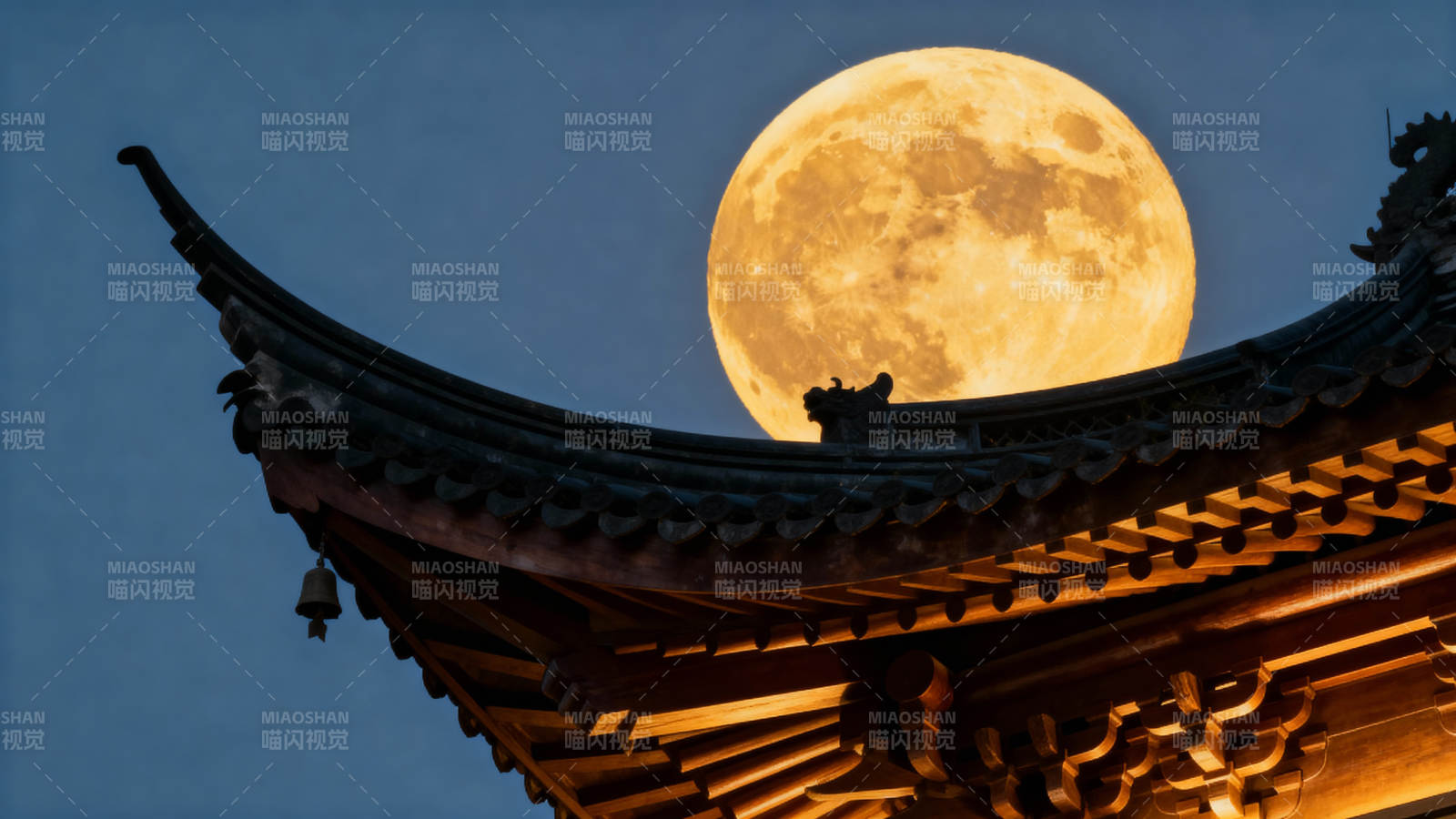 明月照古檐图片