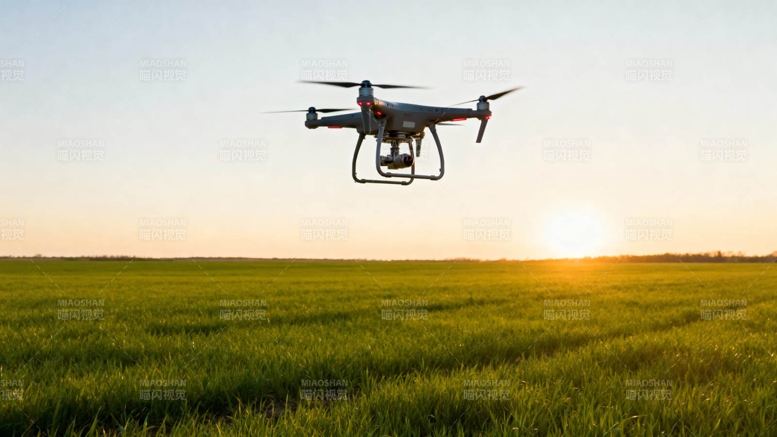 无人机飞越田野图片