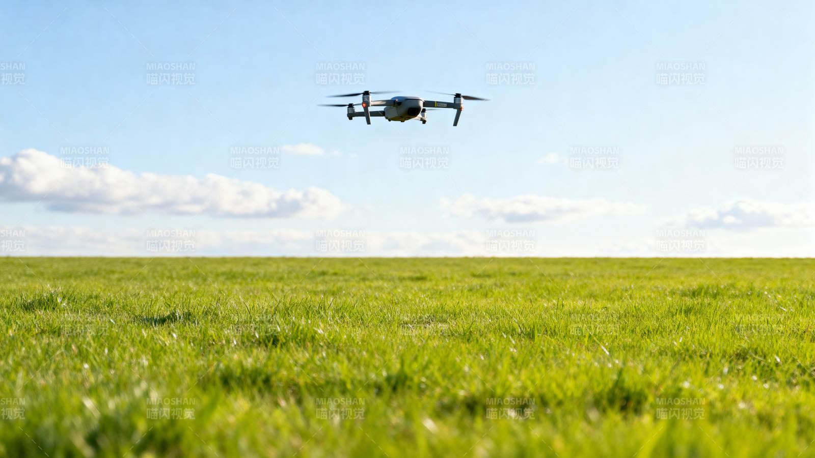 无人机飞越绿野图片