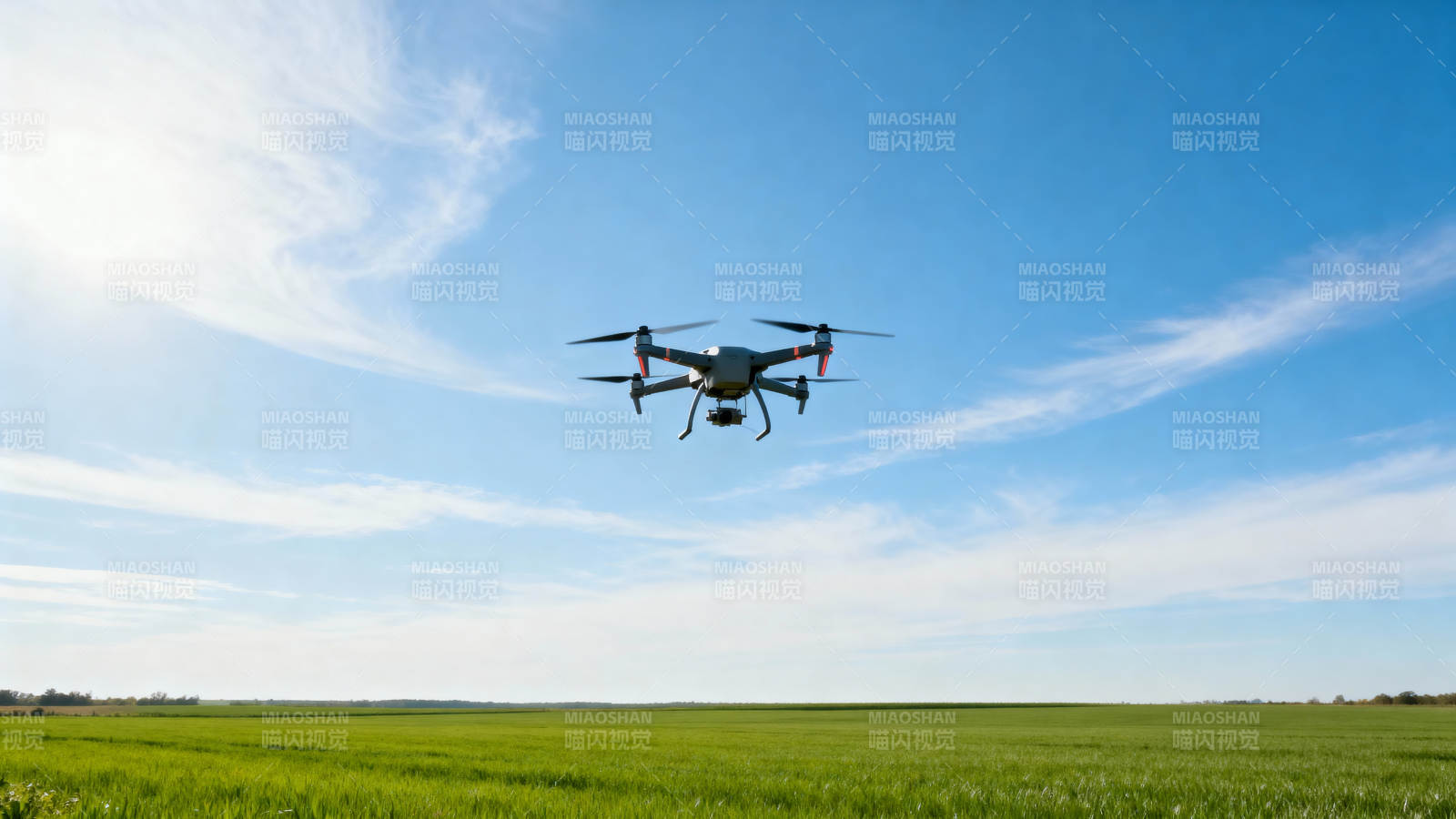 无人机飞越绿野图片