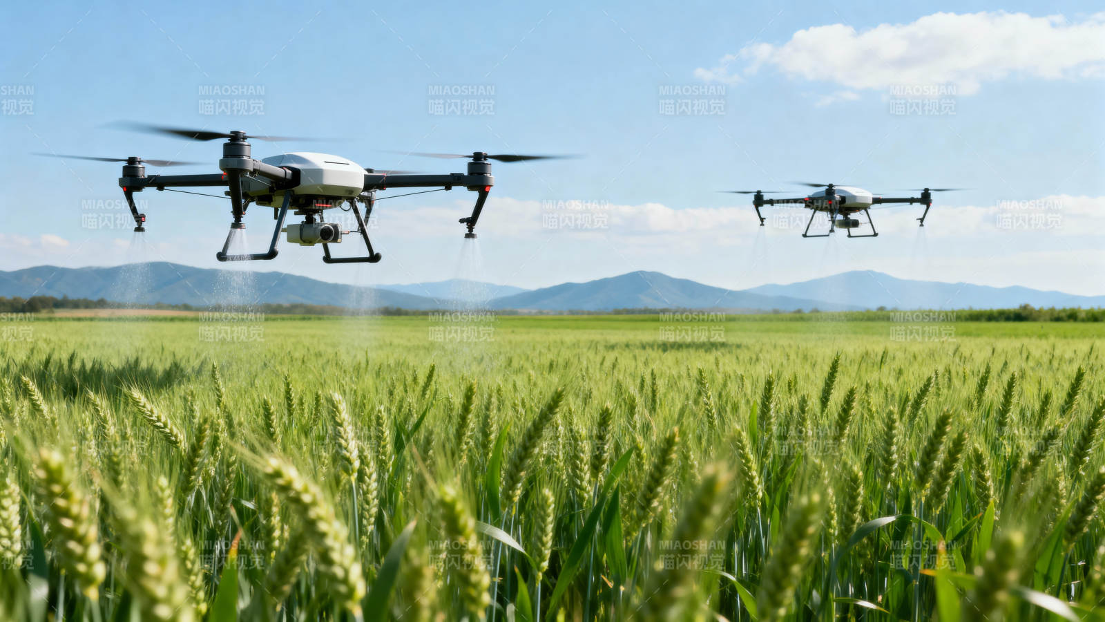 无人机耕作田野图片