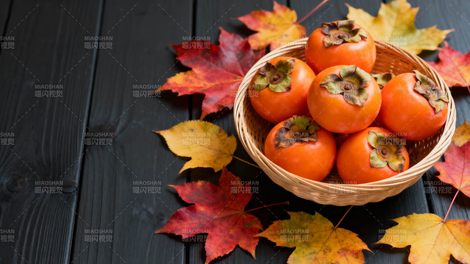 秋叶伴柿果图片
