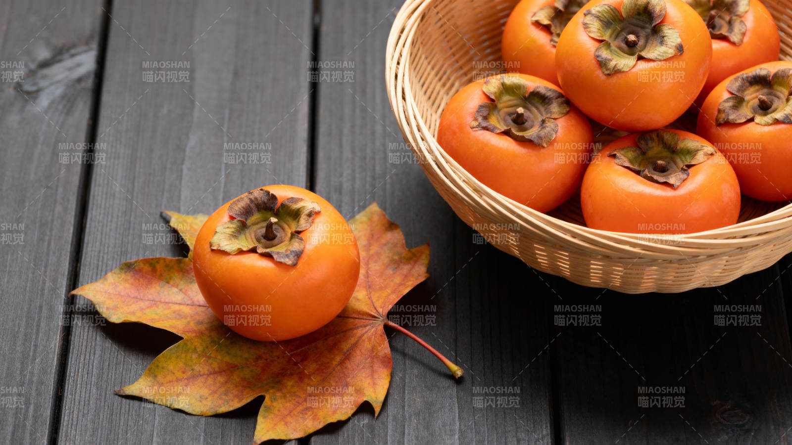 柿子秋叶静谧图图片