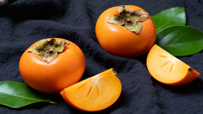 柿子与绿叶静物图片