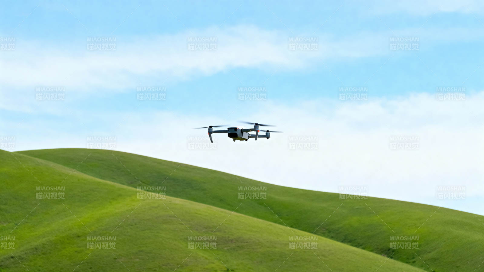 无人机翱翔绿野图片