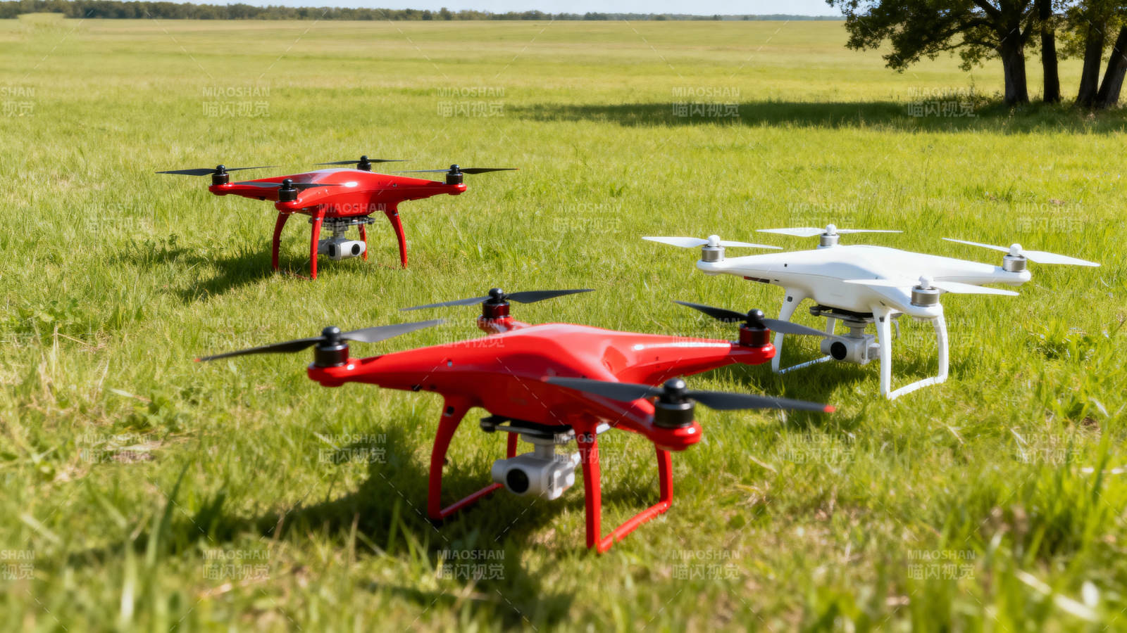 三架无人机草地静停图片