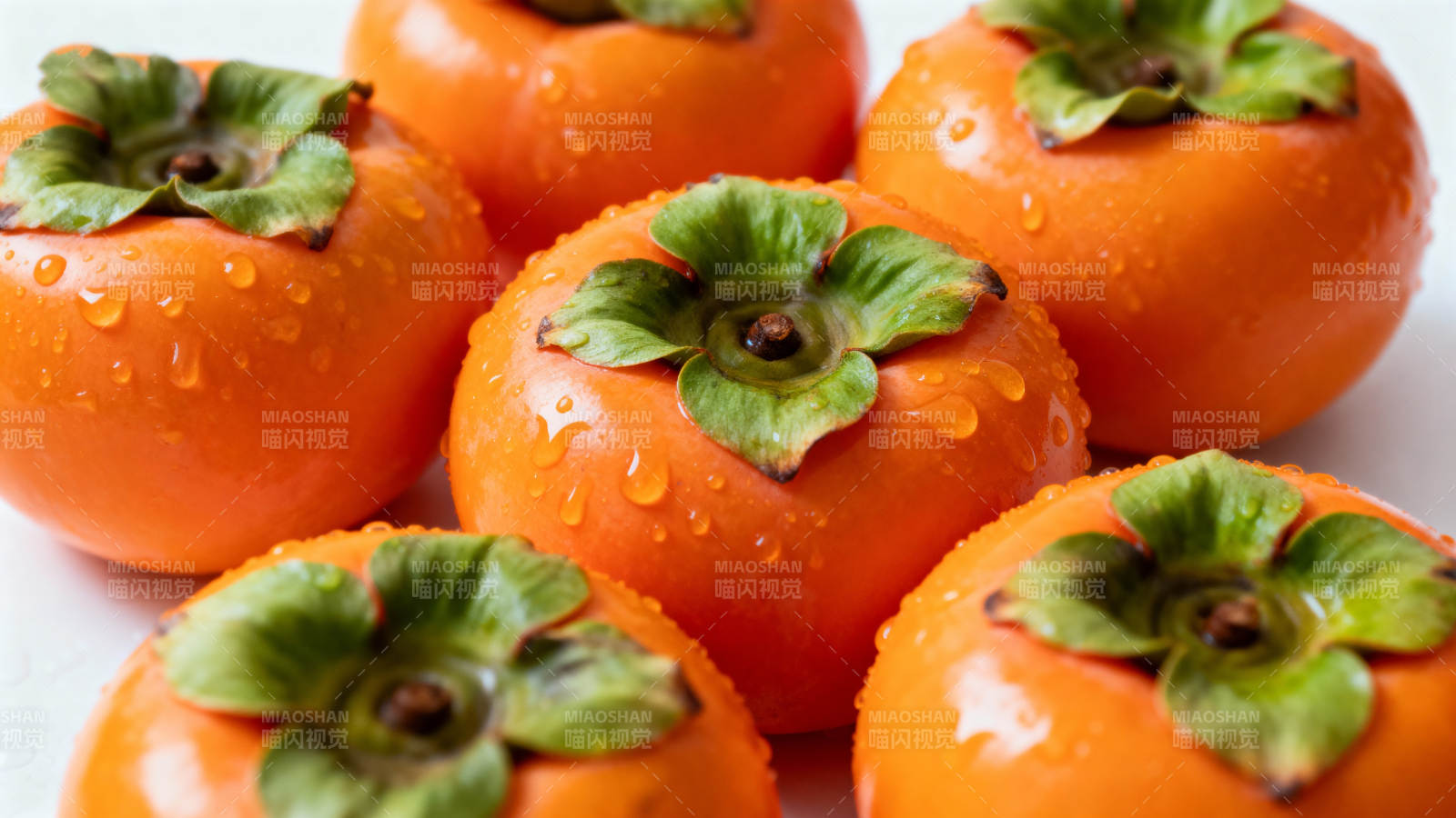 晶莹柿子 水珠点缀图片