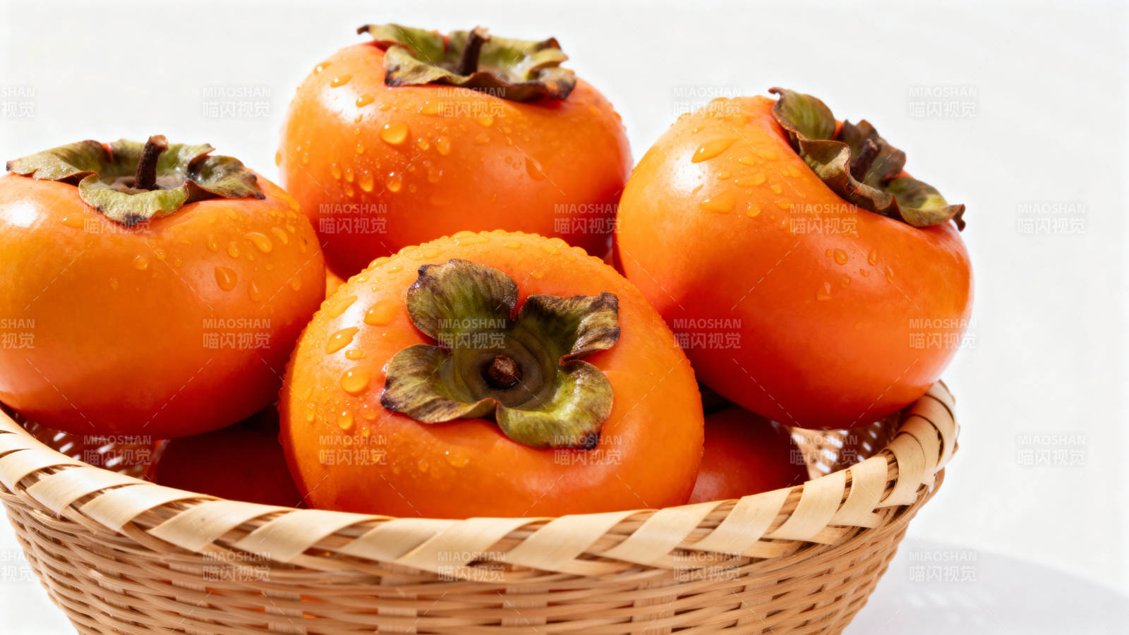 篮中柿子鲜亮诱人图片