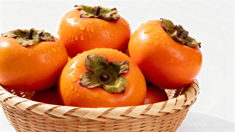 篮中柿子鲜亮诱人图片