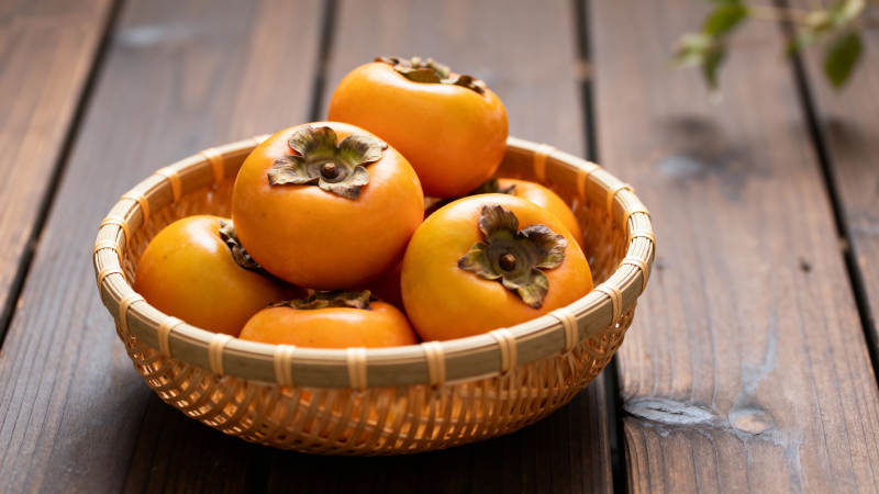 篮中柿子熟透图片