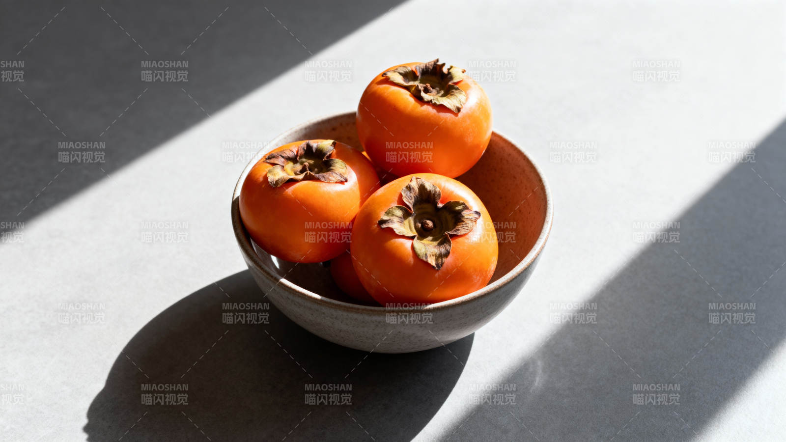 阳光下的柿子图片