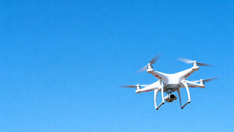 无人机翱翔蓝天图片