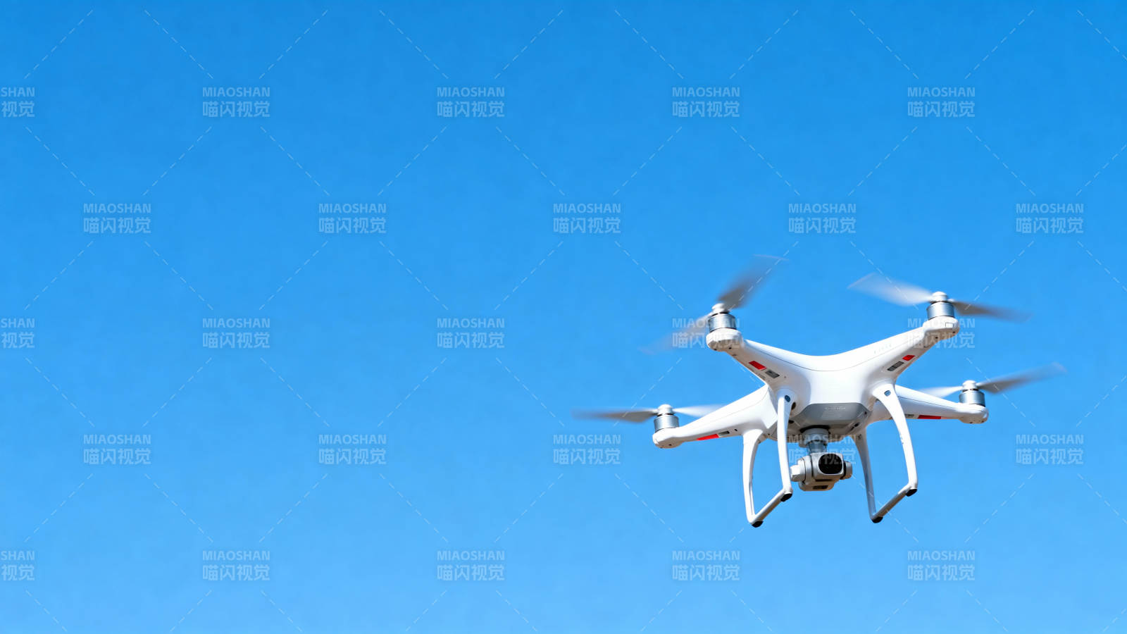 无人机翱翔蓝天图片