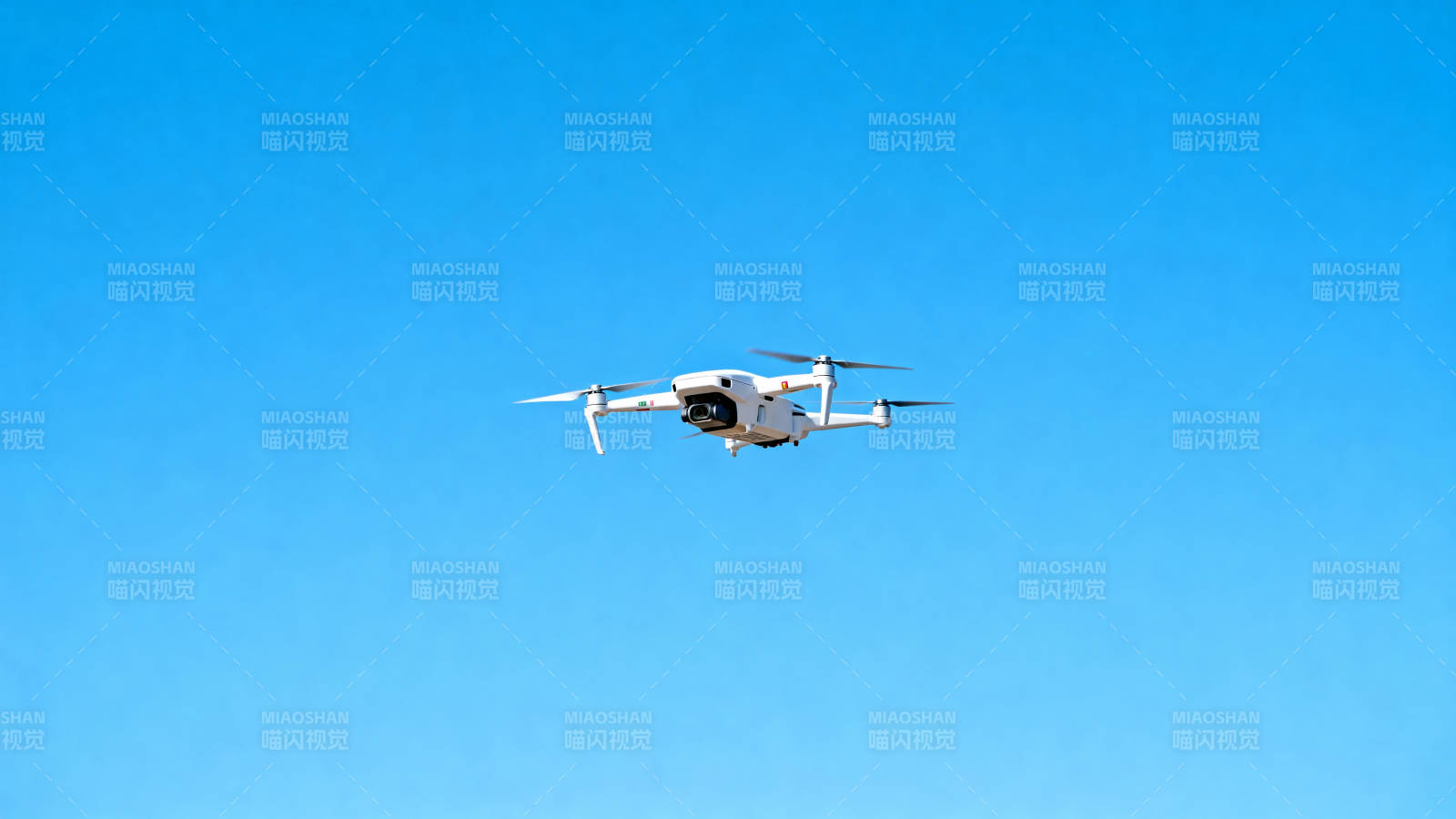 无人机翱翔蓝天图片