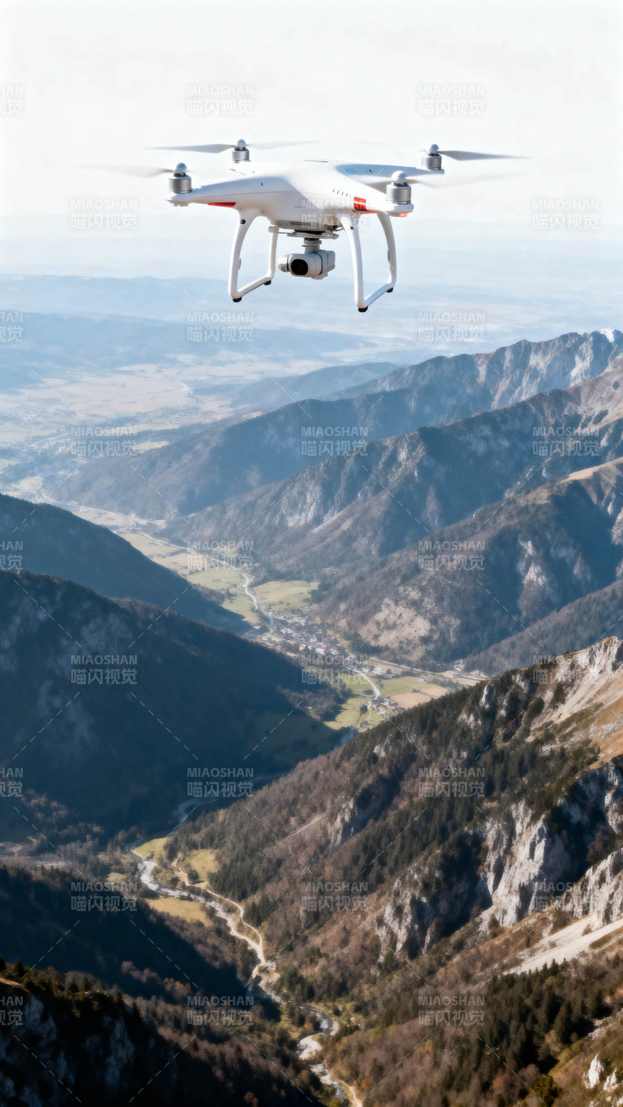 无人机翱翔山谷图片
