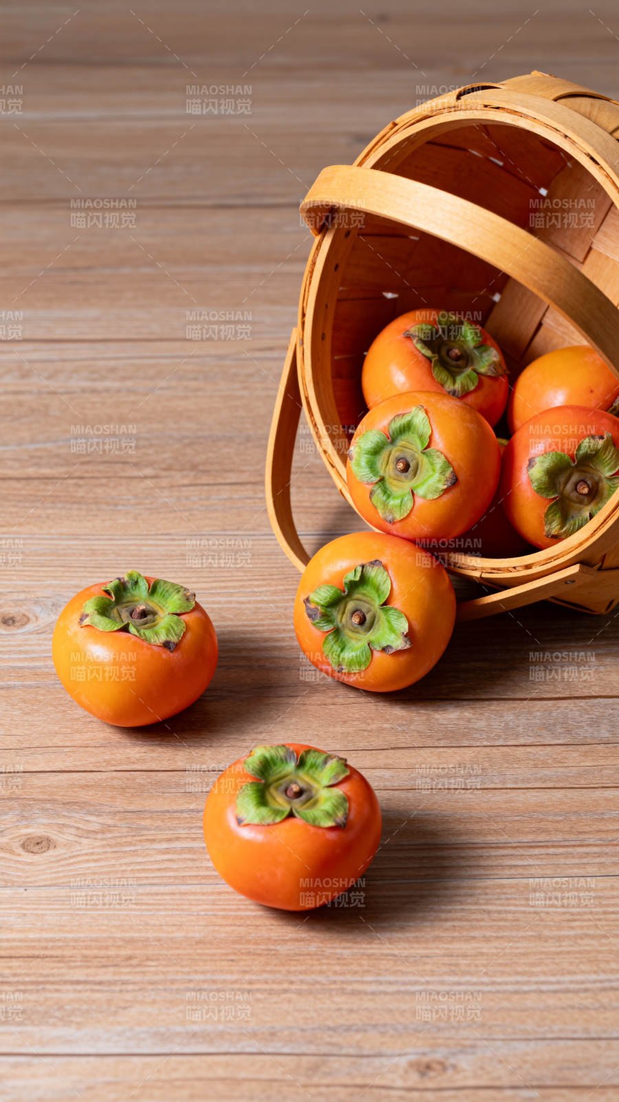 柿子篮中溢香甜图片