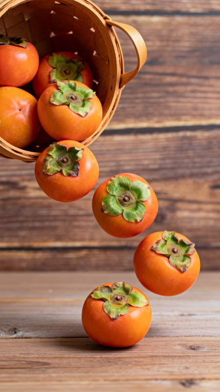 柿子从篮中滚落图片