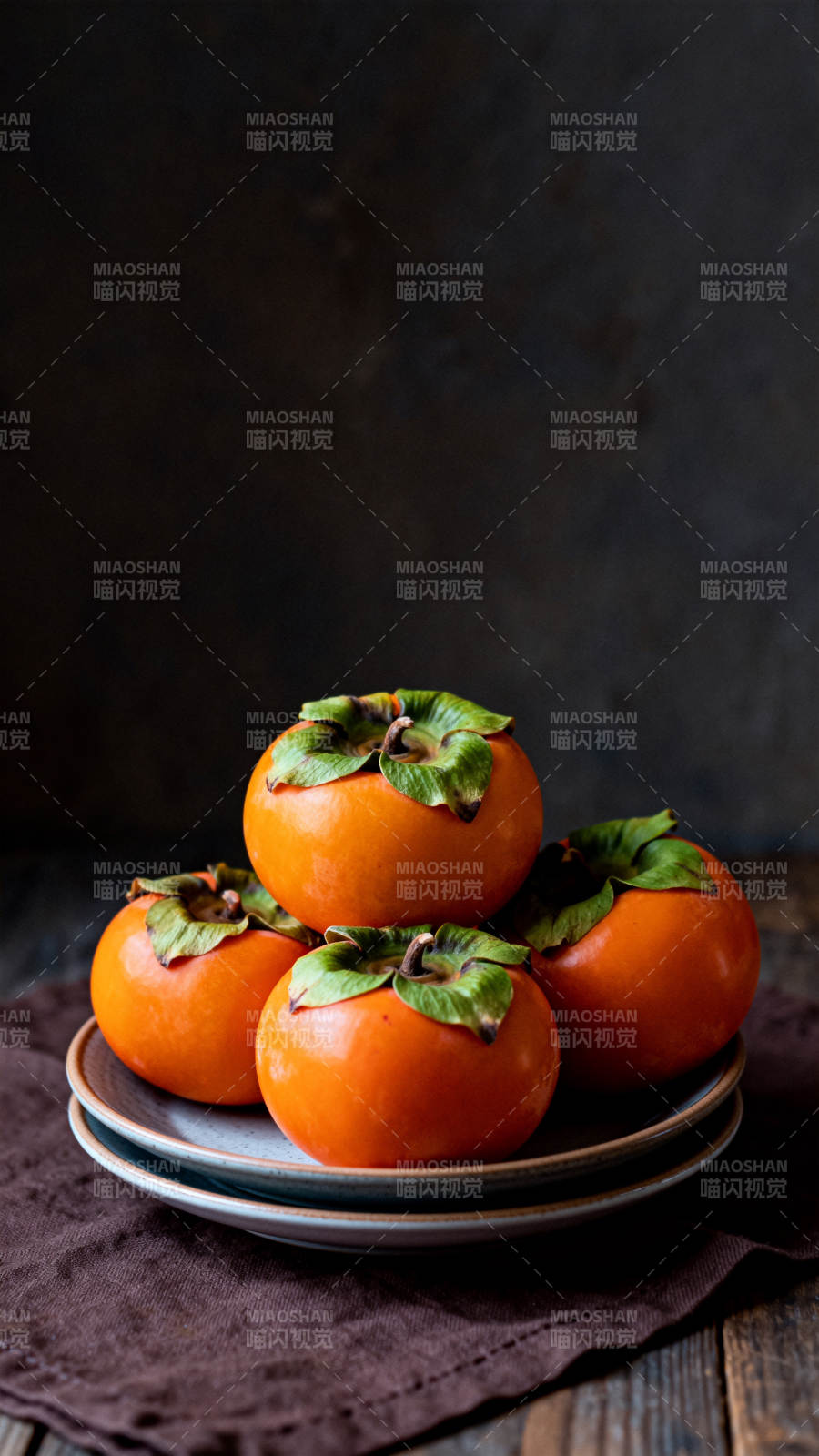 柿子堆叠盘中图片