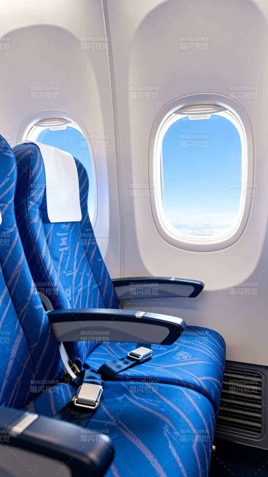 蓝天窗外的航班座椅图片