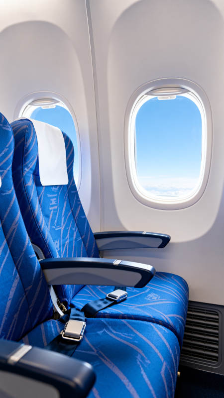 蓝天窗外的航班座椅图片