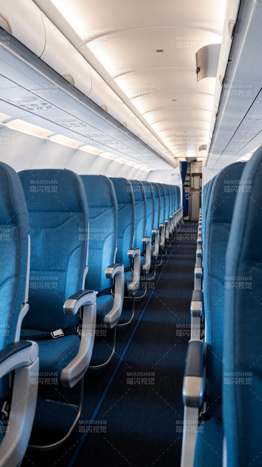 飞机客舱内部景象图片