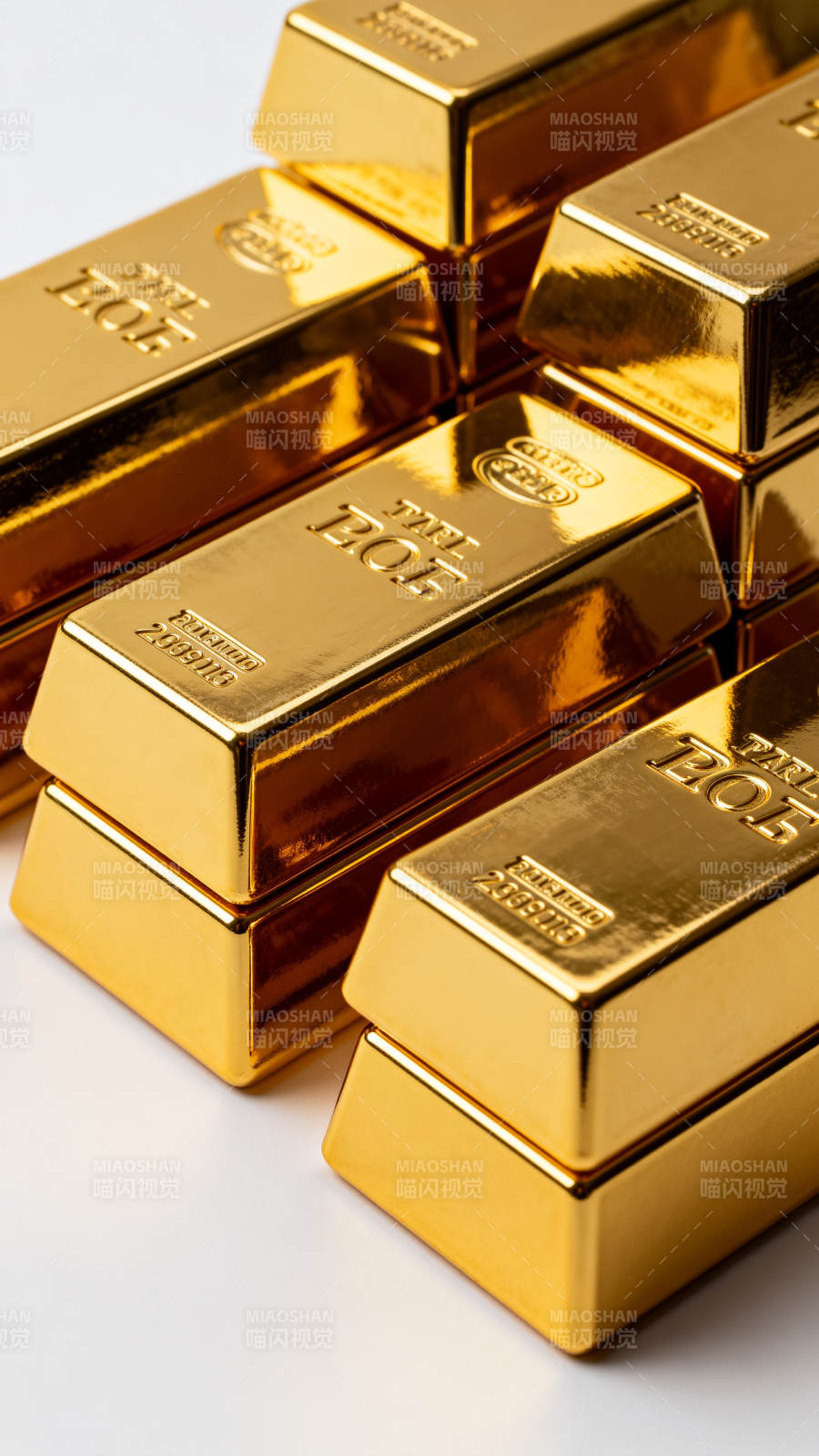 金条堆叠闪耀光芒图片