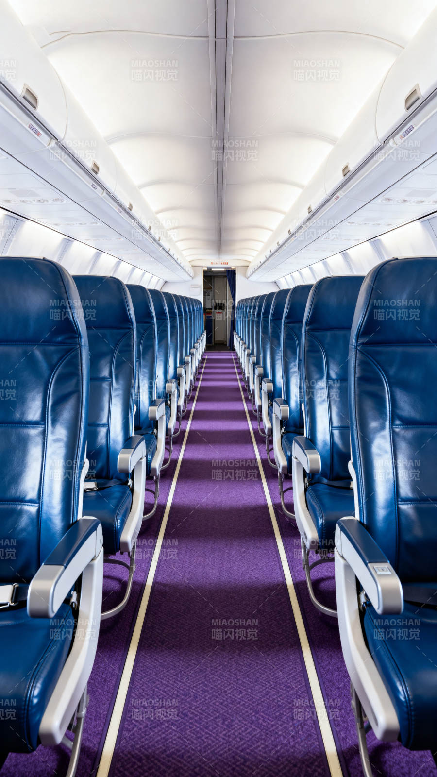 飞机客舱内部景象图片