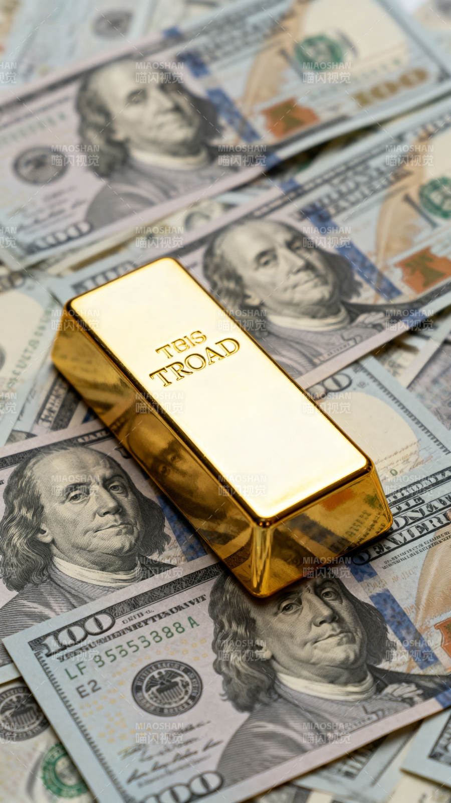 金条与美元钞票图片