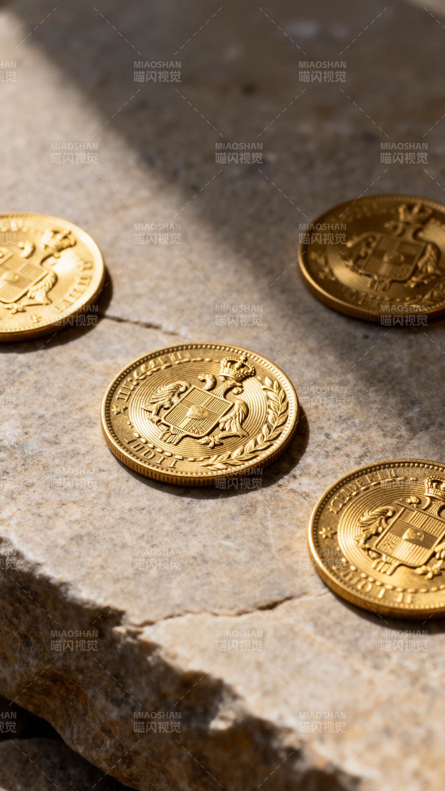 金币静置于石上图片