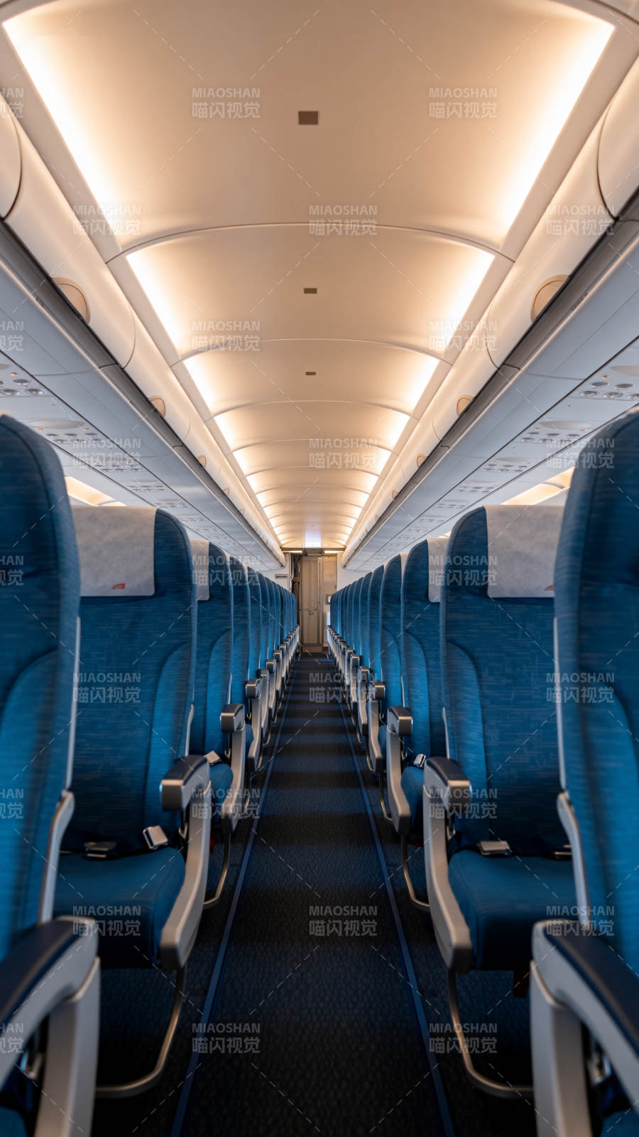 飞机客舱内部景象图片