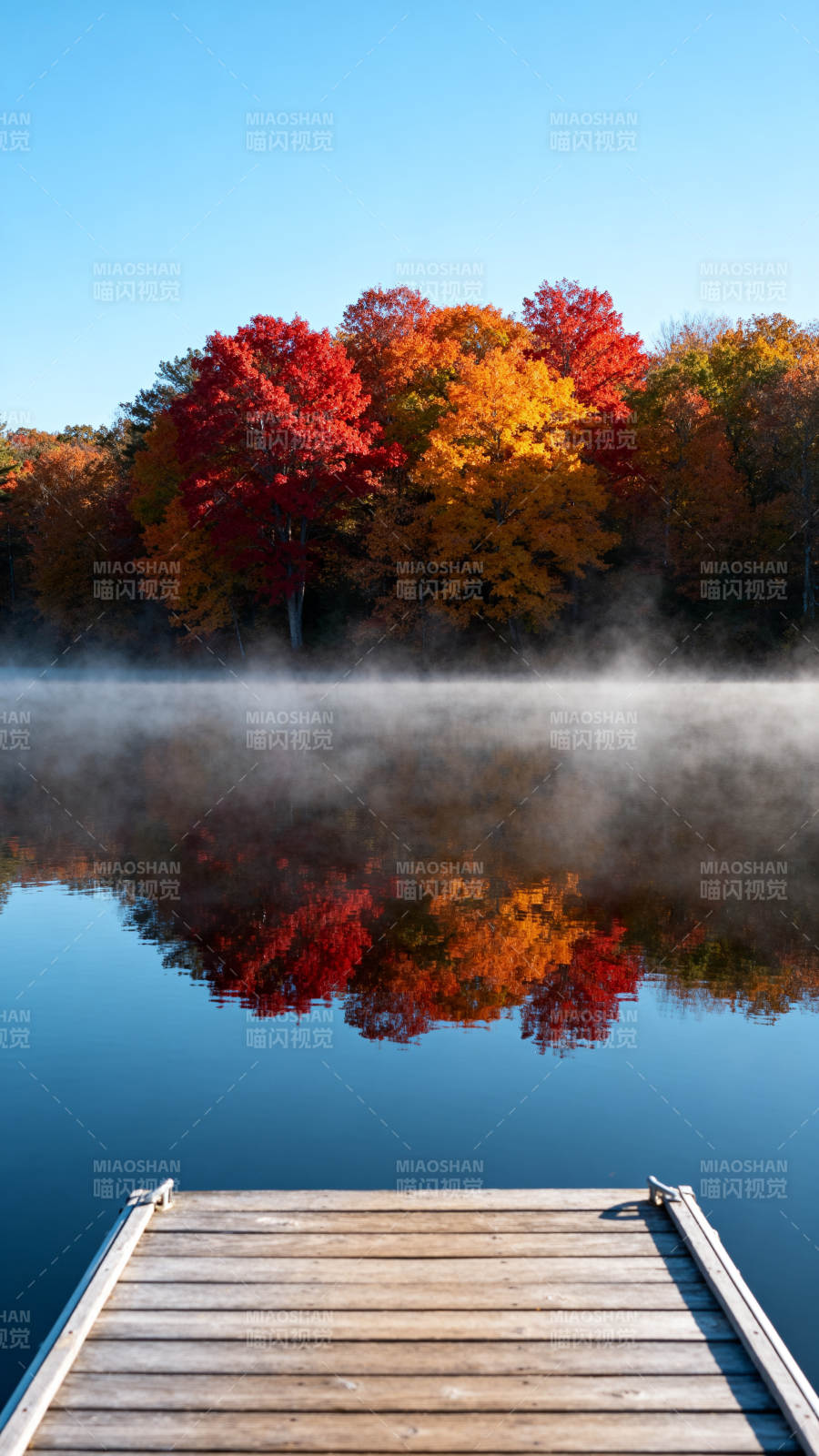 秋湖晨雾映彩林图片