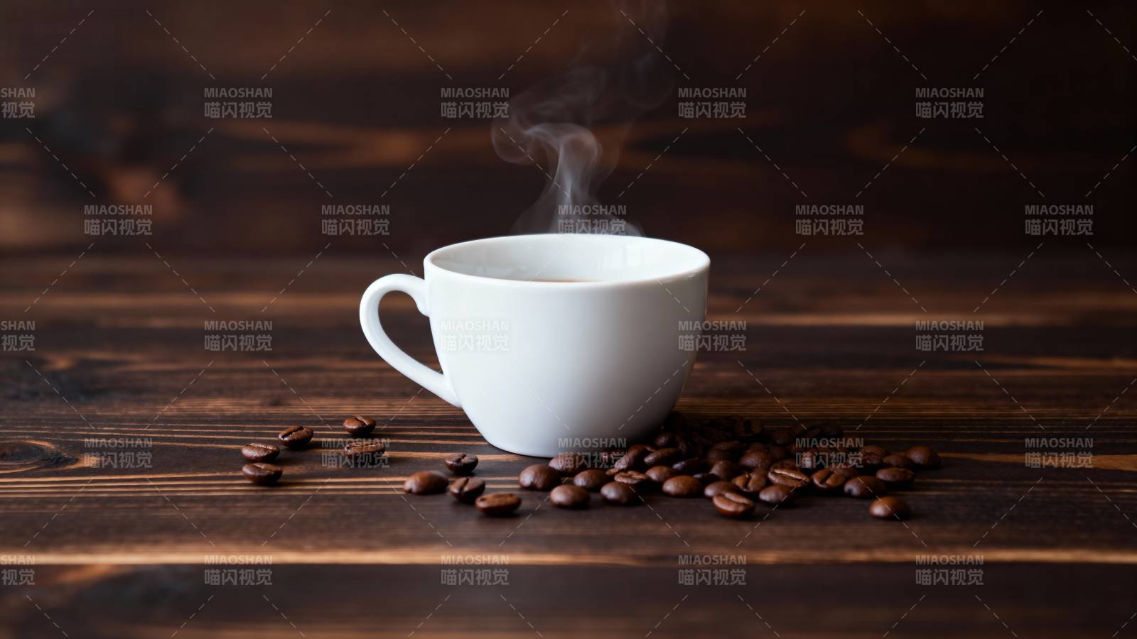 热咖啡与咖啡豆图片