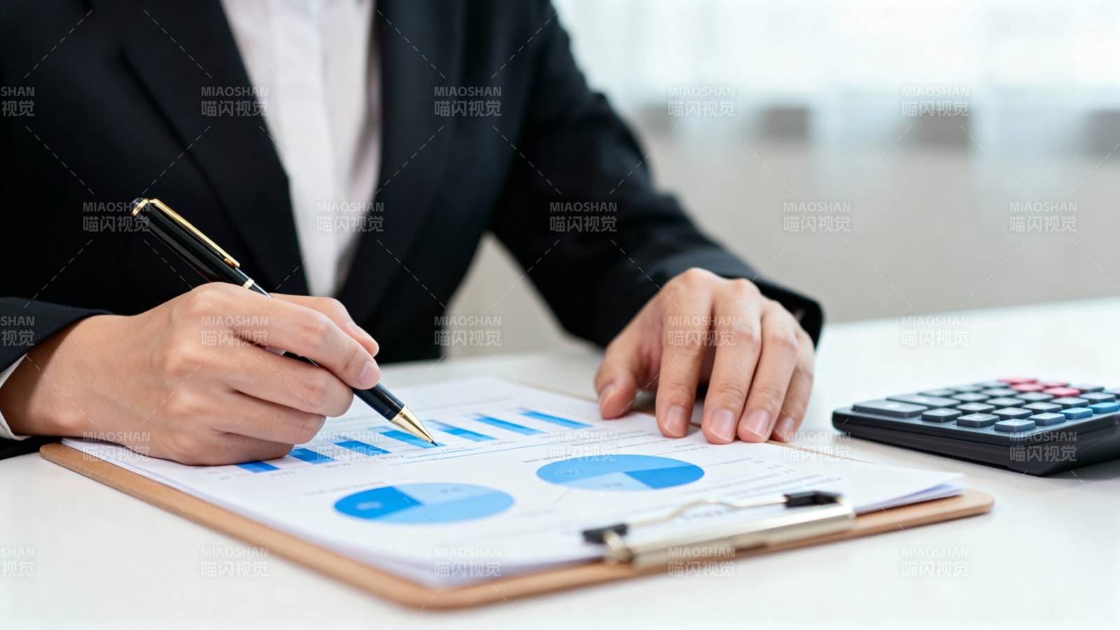 商务人士分析数据图片