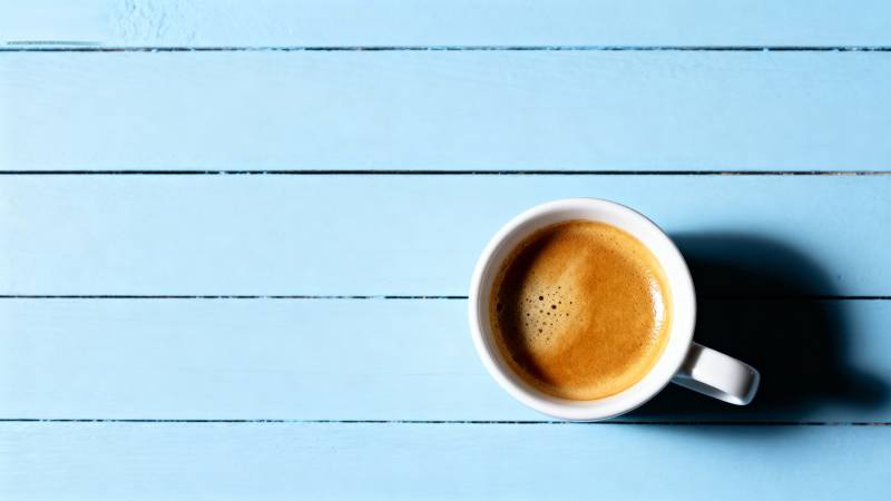 蓝木桌上的咖啡杯图片