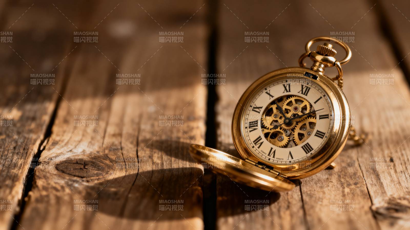 古董怀表静置木桌图片