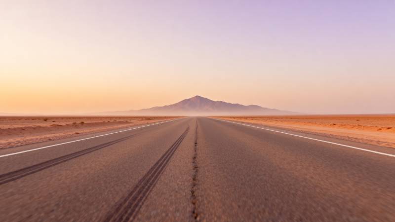 沙漠公路尽头的山图片
