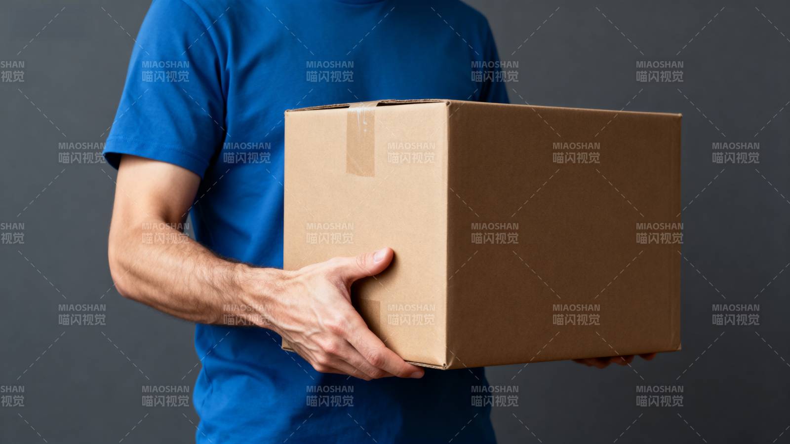 快递员递送包裹图片