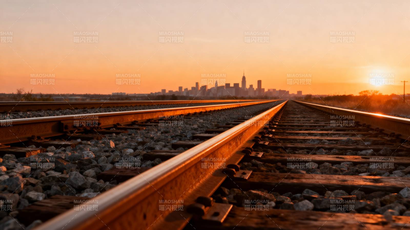 铁轨尽头的城市剪影图片