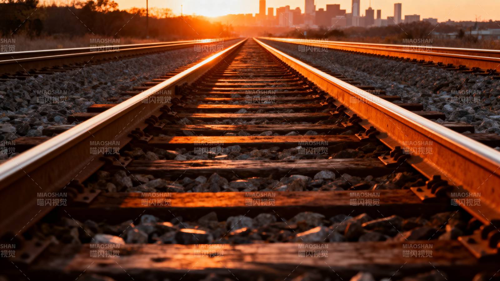 铁轨延伸向城市图片