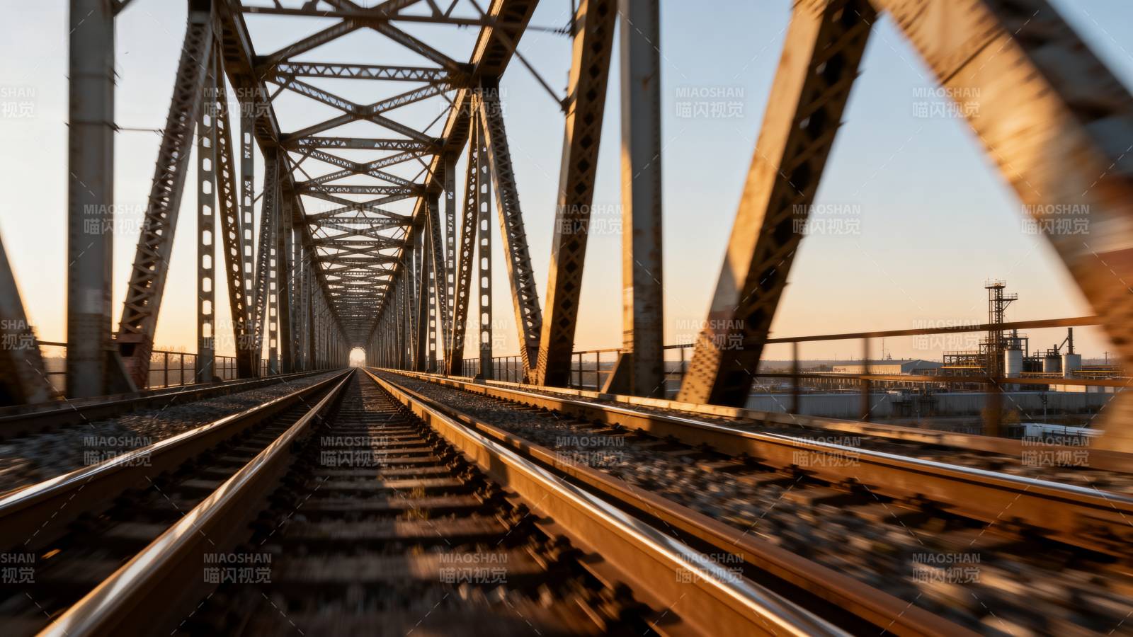 铁轨延伸向远方图片