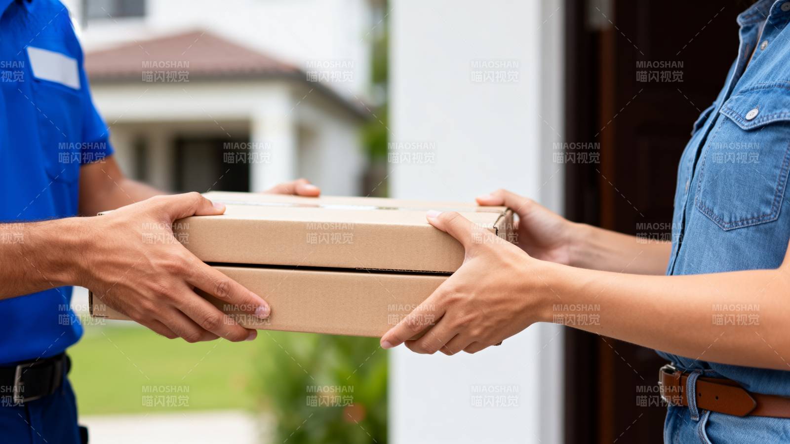 快递员递送包裹图片