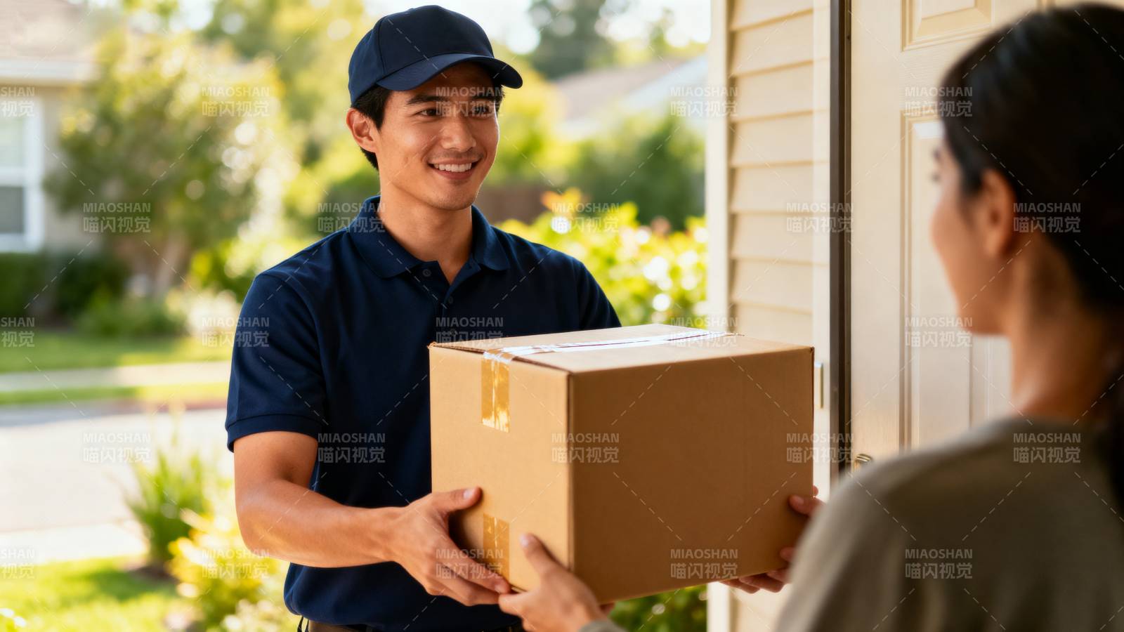 快递员送货上门图片