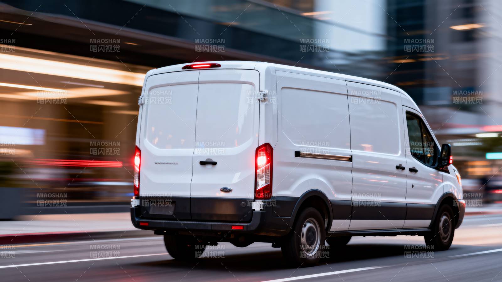 白色货车城市疾驰图片