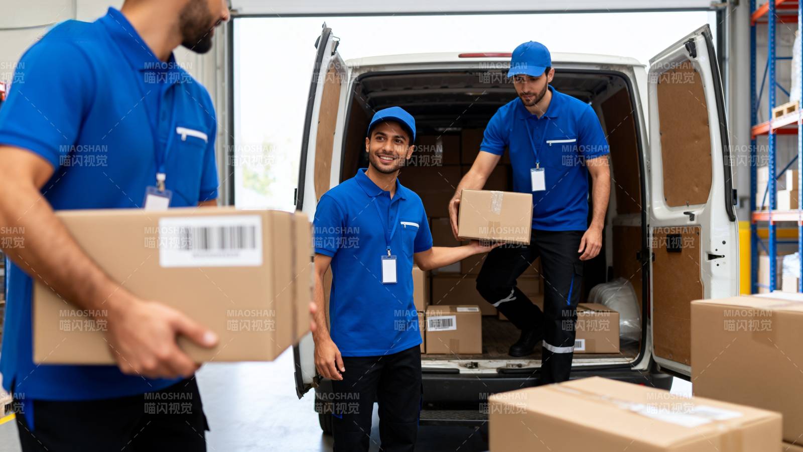 快递员搬运包裹图片